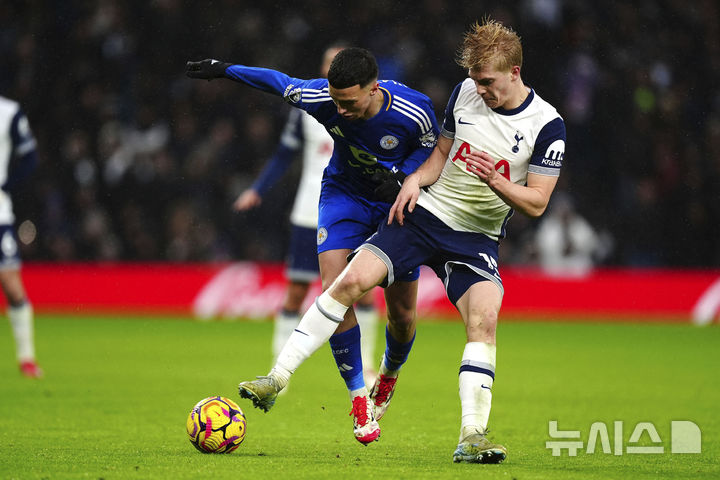 [런던=AP/뉴시스]토트넘 미드필더 베리발이 경합하고 있다. 2025.01.26.