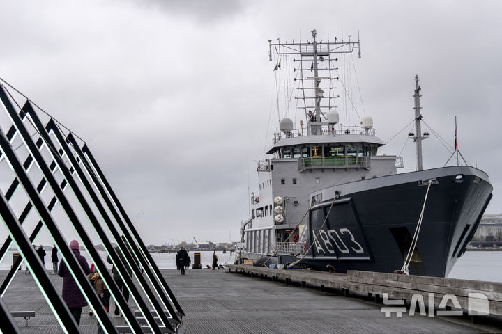 [코펜하겐=AP/뉴시스] 덴마크가 도널드 트럼프 미국 대통령의 그린란드 매수 압박에 북극 국방비를 3조원가량 투입하기로 했다. 사진은 북대서양조약기구(NATO) 해군 함정 A803이 지난 26일(현지 시간) 발트해에서 해저 전선 및 케이블 등 인프라 보호 작전에 참여하기 위해 덴마크 코펜하겐 항구에 정박한 모습. 2025.01.28.