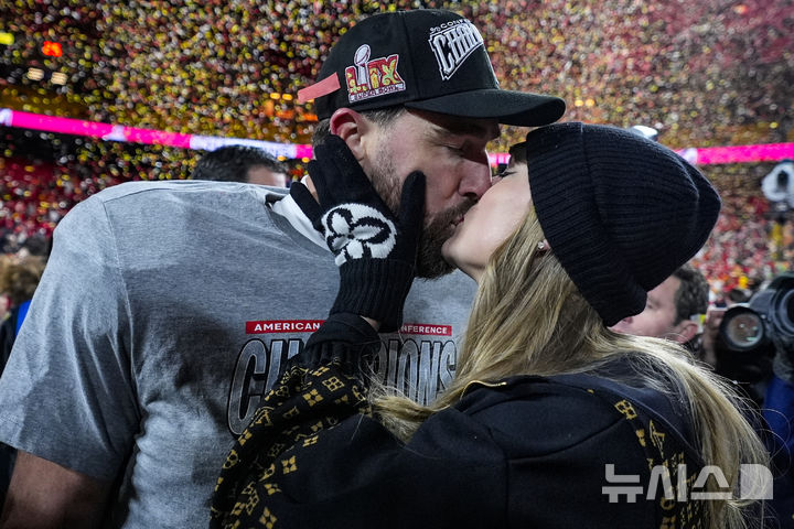 [캔자스시티=AP/뉴시스] 팝스타 테일러 스위프트가 27일(한국 시간) 미국 미주리주 캔자스시티의 애로헤드 스타디움에서 열린 미국프로풋볼(NFL) 아메리칸콘퍼런스 챔피언십이 끝난 뒤 연인인 캔자스시티 치프스의 타이트 엔드 트래비스 켈시와 입맞춤하고 있다. 2025.01.27