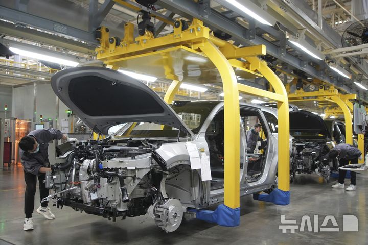 [창저우=AP/뉴시스] 중국 창저우에 위치한 중국 주요 전기차 제조사 리오토(Li Auto)의 자동차 공장에서 한 작업자가 SUV를 조립하고 있다. *기사 본문과는 무관한 사진. 2024.03.27.