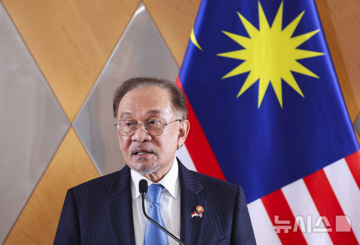 [쿠알라룸푸르=AP/뉴시스]말레이시아의 안와르 이브라힘 총리가 지난 1월 27일 쿠알라룸푸르에서 연설하고 있다. 2025.04.06.