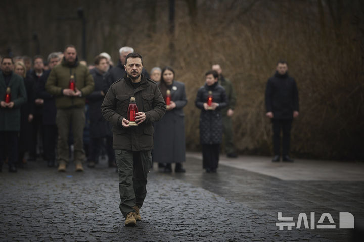 [키이우=AP/뉴시스] 볼로디미르 젤렌스키 우크라이나 대통령이 27일(현지 시간) 키이우 바빈야르 협곡에 있는 나치 학살 유대인 희생자 추모비 앞에서 열린 홀로코스트 희생자 추모의 날 기념식에 참석하고 있다. 바빈 야르 협곡은 나치 독일의 학살 장소로 1941년 9월 29일부터 9월 30일까지 유대인 약 3만4천 명이 학살당한 것으로 알려져 있다. 2025.01.28.