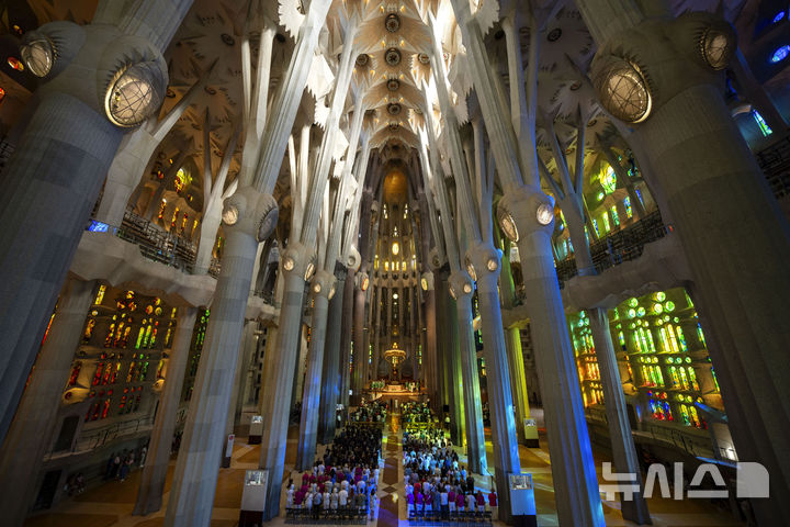 [바르셀로나=AP/뉴시스] 스페인 바르셀로나 사그라다 파밀리아 성당에서 미사에 참석하는 신자들. *기사 본문과는 무관한 사진. 2023.07.09.