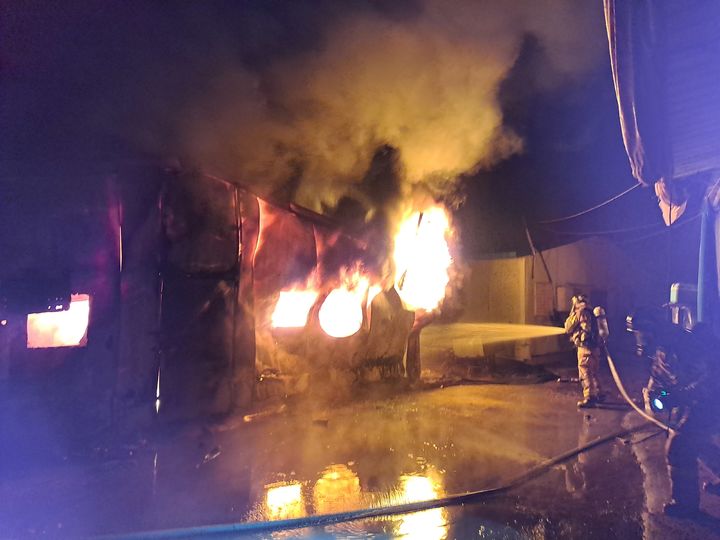 [순창=뉴시스] 27일 오전 전북 순창군 적성면의 한 돈사에서 불이 나 소방대원들이 화재를 진압하고 있다. (사진=전북특별자치도소방본부 제공) 2024.01.27. photo@newsis.com *재판매 및 DB 금지