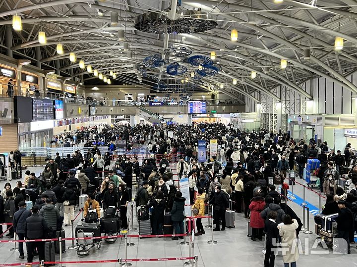 [부산=뉴시스] 원동화 기자 = 27일 오전 5시30분께 부산 강서구 김해국제공항 국제선터미널 출국층 모습. 신분검색대와 체크인을 위한 줄이 뒤엉켜 있다. 2025.01.27. dhwon@newsis.com