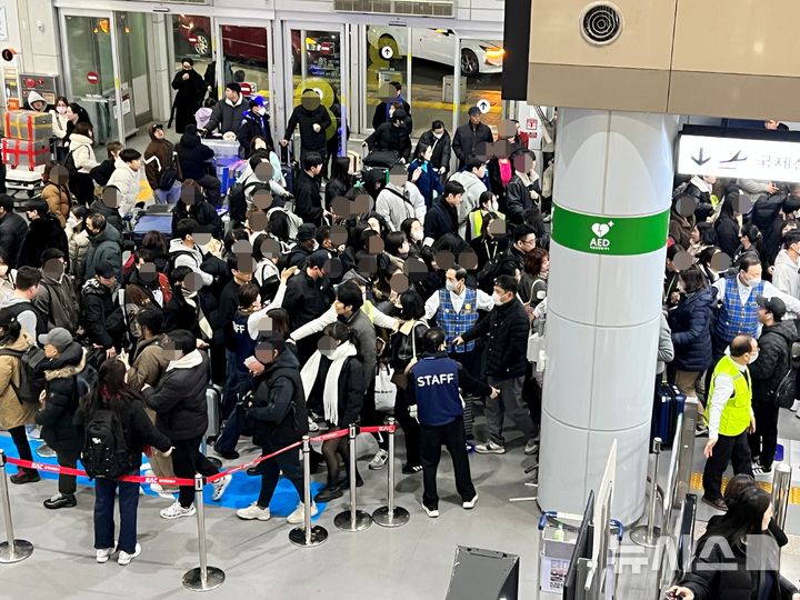 [부산=뉴시스] 원동화 기자 = 27일 오전 5시30분께 부산 강서구 김해국제공항 국제선터미널 출국층 모습. 신분검색대와 체크인을 위한 줄이 뒤엉켜 있다. 2025.01.27. dhwon@newsis.com