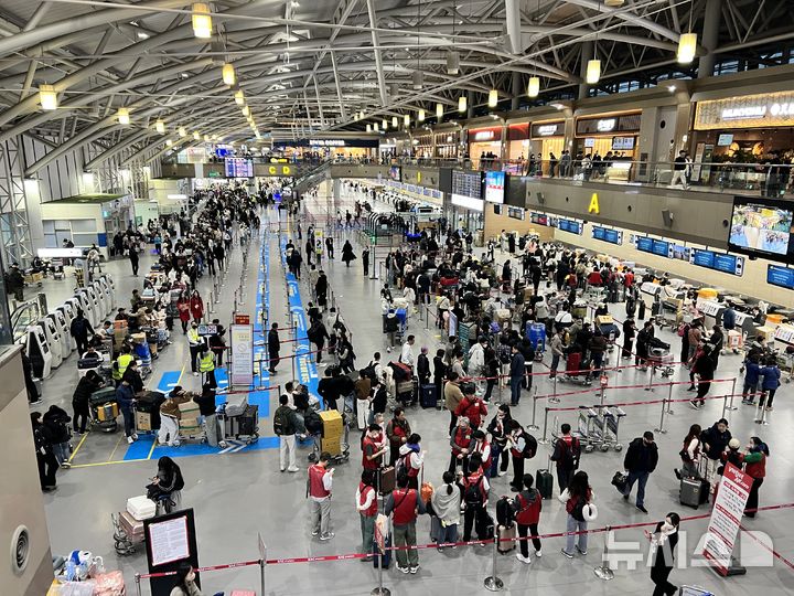 [부산=뉴시스] 원동화 기자 = 27일 오전 7시30분께 부산 강서구 김해국제공항 국제선터미널 출국층 모습. 신분검색대 줄은 거의 없지만, 베트남행 항공편 체크인을 위한 줄이 체크인 D구역까지 이어지고 있다. 2025.01.27. dhwon@newsis.com