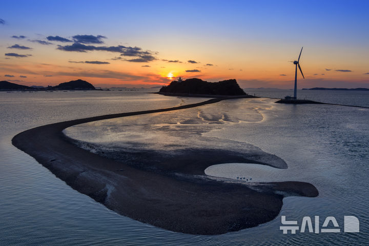 [안산=뉴시스]탄도 바닷길. 멀리 누에섬 등대전망대가 보인다.(사진=안산시 제공)2025.01.27.photo@newsis.com