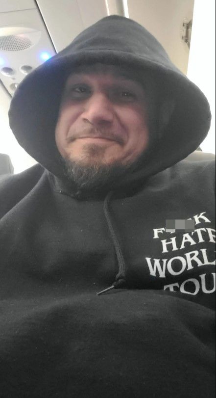 [서울=뉴시스] 2025년 1월 후드티 상의에 불쾌감을 줄 수 있는 문구가 적혔다는 이유로 비행기에서 내린 남성.(사진=페이스북 갈무리) *재판매 및 DB 금지