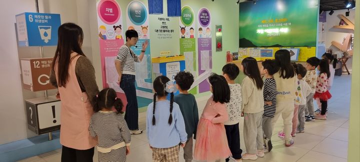 충북국제교육원 다문화교육 전시체험관을 찾은 학생들이 해설사의 설명을 듣고 있다. *재판매 및 DB 금지