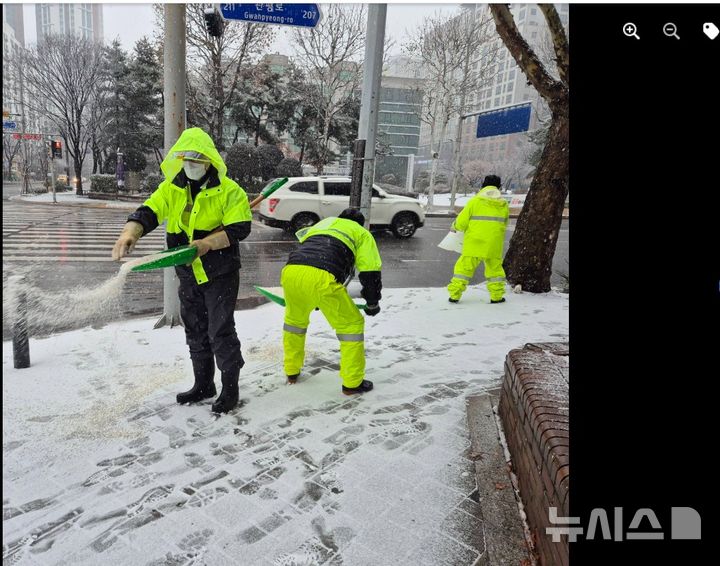 [안양=뉴시스] 안양시, 27일 오전 제설 현장. (사진=페이스북 캡처). 2024.01.27.photo@newsis.com