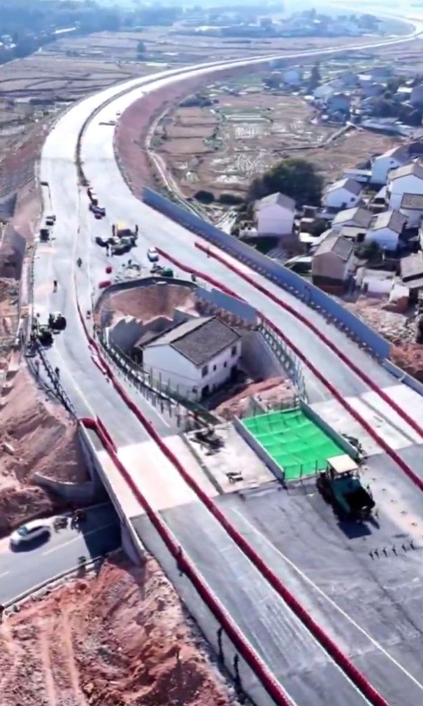 [서울=뉴시스] 2025년 1월 24일 영국 메트로가 소개한 중국의 한 못집.(사진=엑스 옛 트위터 갈무리) *재판매 및 DB 금지