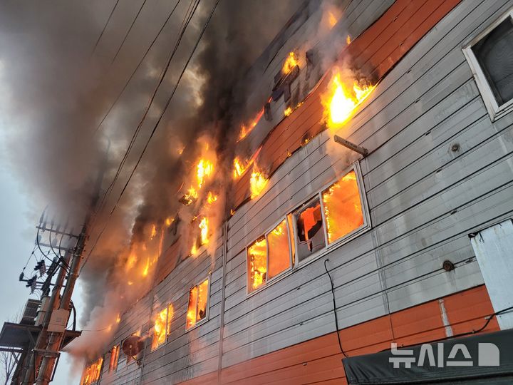 [김해=뉴시스]김해 냉장고 부품공장 화재. (사진=소방서 제공). 2025.1.27. photo@newsis.com