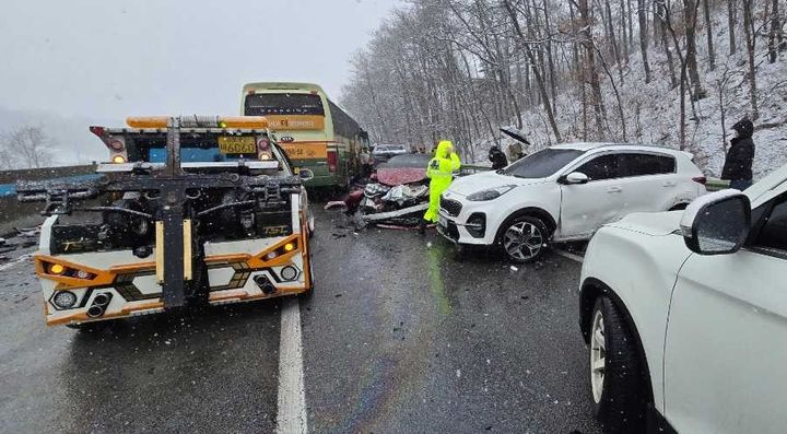 영동고속도로 강릉 방향 127㎞(원주 가현동 인근) 지점에서 11중 추돌 사고 현장. *재판매 및 DB 금지