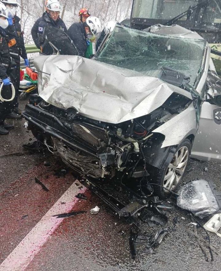 영동고속도로 강릉 방향 127㎞(원주 가현동 인근) 지점에서 11중 추돌 사고 현장. *재판매 및 DB 금지