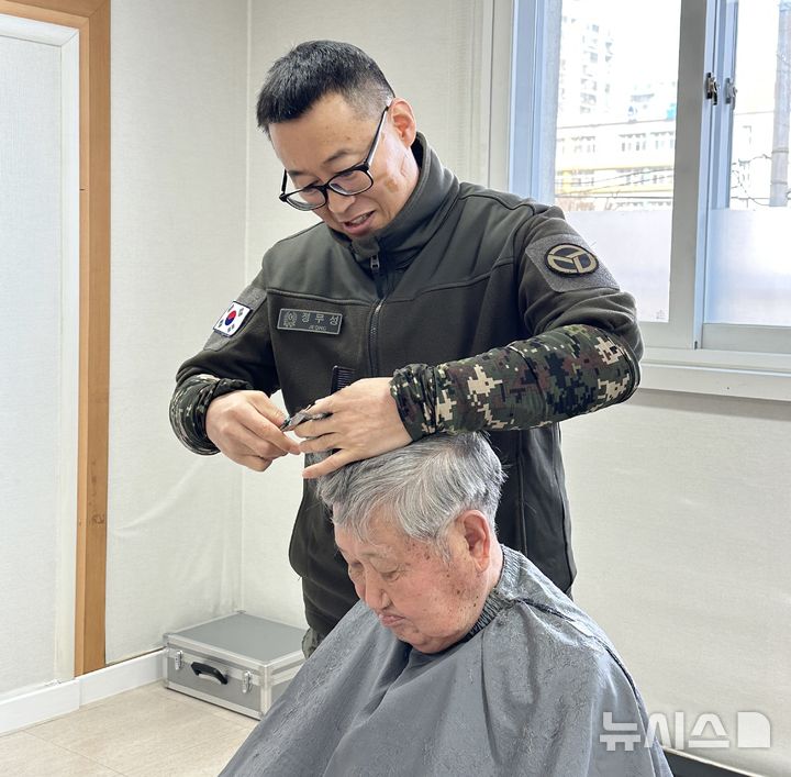 [청주=뉴시스] 서주영 기자 = 정무성 대장이 지역 어르신에게 이·미용 봉사활동을 하고 있다. (사진= 육군37사단 제공) 2025.01.27. photo@newsis.com *재판매 및 DB 금지