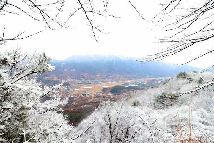 [의령=뉴시스]의령 자굴산 쇠목재에서 바라본 갑을마을 전경. (사진=의령군 제공) 2025.01.27.photo@newsis.com *재판매 및 DB 금지