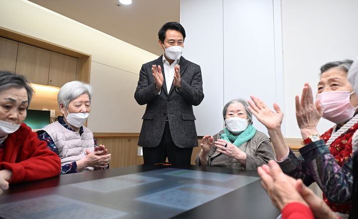 [서울=뉴시스] 오세훈 서울시장이 27일 시립동부노인전문요양센터 내 치매전담치료실을 찾아 어르신들과 함께 예방 프로그램에 참여하고 있다. 2025.01.27. (사진=서울시 제공) *재판매 및 DB 금지