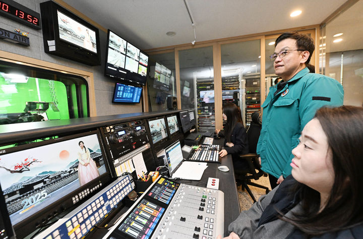 [서울=뉴시스] 조수정 기자 = 최상목 대통령 권한대행 부총리 겸 기획재정부 장관이 27일 설 연휴 안전분야-교통상황 현장점검차 경기 성남 분당구 한국도로공사 교통센터를 방문, 교통대책을 점검하고 있다. (사진=기획재정부 제공) 2025.01.27. chocrystal@newsis.com *재판매 및 DB 금지