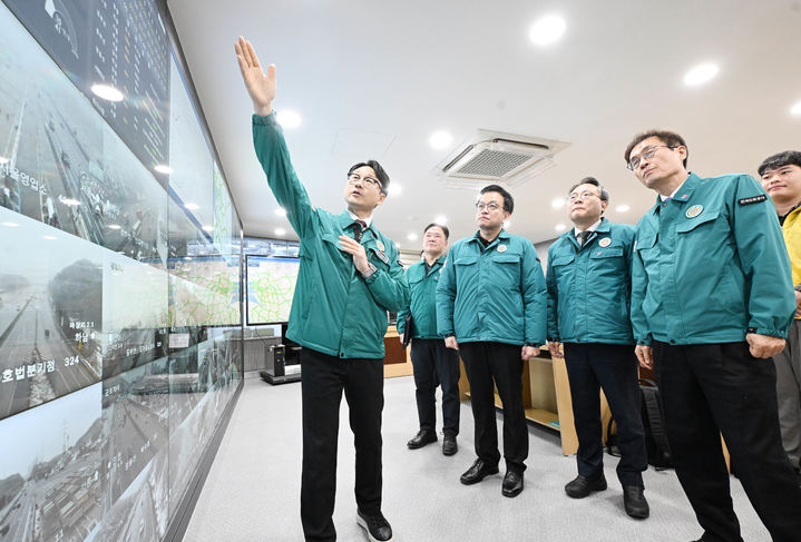 [서울=뉴시스] 조수정 기자 = 최상목 대통령 권한대행 부총리 겸 기획재정부 장관이 27일 설 연휴 안전분야-교통상황 현장점검차 경기 성남 분당구 한국도로공사 교통센터를 방문, 교통상황실 등을 찾아 교통대책을 점검하고 있다. (사진=기획재정부 제공) 2025.01.27. chocrystal@newsis.com *재판매 및 DB 금지