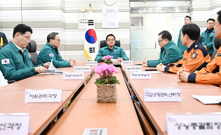 [서울=뉴시스] 조수정 기자 = 최상목 대통령 권한대행 부총리 겸 기획재정부 장관이 27일 서울 중구 서울종합방재센터를 찾아 설 연휴 화재예방 및 응급환자 이송대책을 점검하고 현황을 청취하고 있다. (사진=기획재정부 제공) 2025.01.27. chocrystal@newsis.com *재판매 및 DB 금지