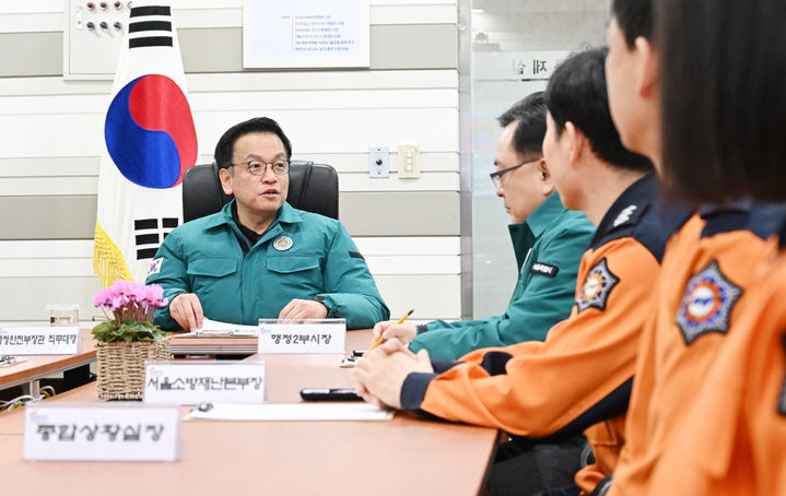 [서울=뉴시스] 조수정 기자 = 최상목 대통령 권한대행 부총리 겸 기획재정부 장관이 27일 서울 중구 서울종합방재센터를 찾아 설 연휴 화재예방 및 응급환자 이송대책을 점검하고 현황을 청취하고 있다. (사진=기획재정부 제공) 2025.01.27. chocrystal@newsis.com *재판매 및 DB 금지