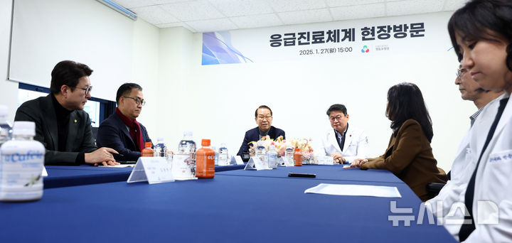 [서울=뉴시스] 전신 기자 = 권영세 국민의힘 비상대책위원장이 27일 서울 영등포병원을 방문해 응급진료체계 점검을 하며 의료진과 간담회를 하고 있다. 2025.01.27. photo1006@newsis.com