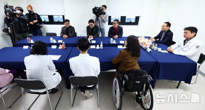 [서울=뉴시스] 전신 기자 = 권영세 국민의힘 비상대책위원장이 27일 서울 영등포병원을 방문해 응급진료체계 점검을 하며 의료진과 간담회를 하고 있다. 2025.01.27. photo1006@newsis.com