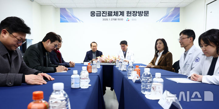 [서울=뉴시스] 전신 기자 = 권영세 국민의힘 비상대책위원장이 27일 서울 영등포병원을 방문해 응급진료체계 점검을 하며 의료진과 간담회를 하고 있다. 2025.01.27. photo1006@newsis.com