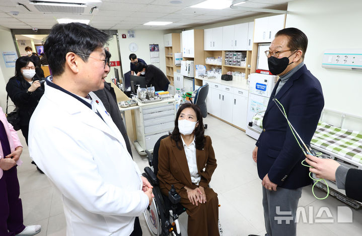 [서울=뉴시스] 전신 기자 = 권영세 국민의힘 비상대책위원장이 27일 서울 영등포병원을 방문해 응급진료체계를 점검하고 있다. 2025.01.27. photo1006@newsis.com