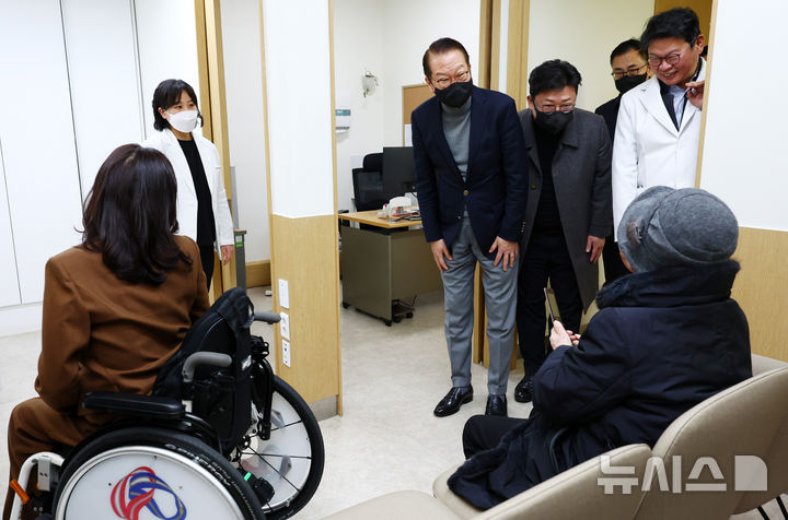 [서울=뉴시스] 전신 기자 = 권영세 국민의힘 비상대책위원장이 27일 서울 영등포병원을 방문해 응급진료체계를 점검하고 있다. 2025.01.27. photo1006@newsis.com