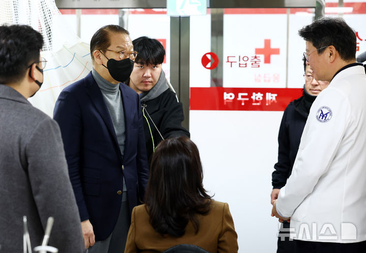 [서울=뉴시스] 전신 기자 = 권영세 국민의힘 비상대책위원장이 27일 서울 영등포병원을 방문해 응급진료체계를 점검하고 있다. 2025.01.27. photo1006@newsis.com