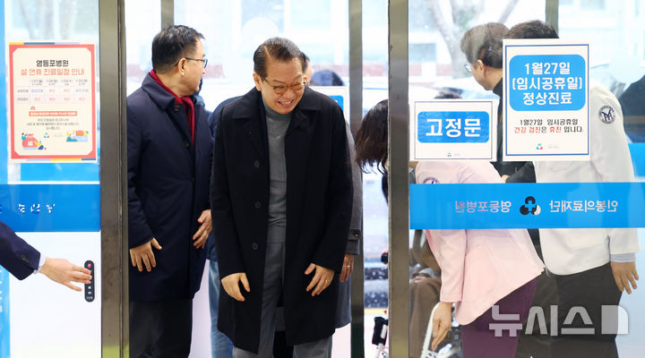 [서울=뉴시스] 전신 기자 = 권영세 국민의힘 비상대책위원장이 27일 서울 영등포병원을 방문하고 있다. 2025.01.27. photo1006@newsis.com