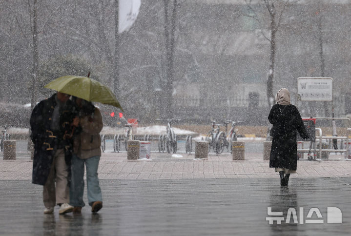 [서울=뉴시스] 김진아 기자 = 서울 전역에 대설주의보가 내려진 설 명절 연휴 사흘째인 27일 오후 서울 시내에서 시민들이 발걸음을 재촉하고 있다. 2025.01.27 bluesoda@newsis.com