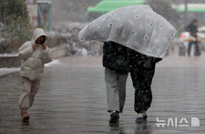 [서울=뉴시스] 김진아 기자 = 서울 전역에 대설주의보가 내려진 설 명절 연휴 사흘째인 27일 오후 서울 시내에서 시민들이 발걸음을 재촉하고 있다. 2025.01.27 bluesoda@newsis.com