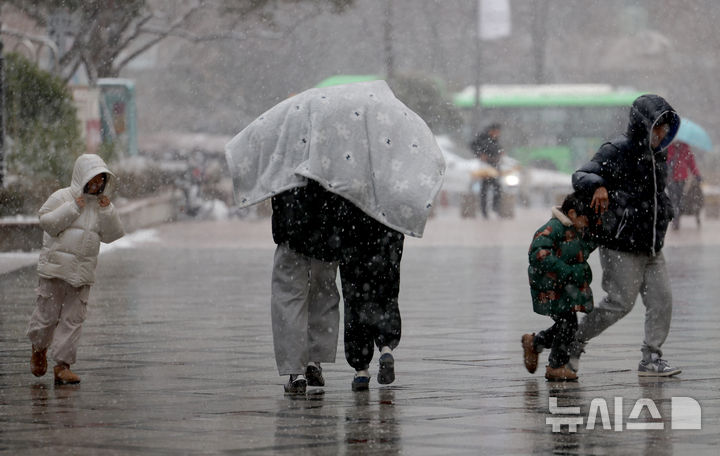 [서울=뉴시스] 김진아 기자 = 서울 전역에 대설주의보가 내려진 설 명절 연휴 사흘째인 27일 오후 서울 시내에서 시민들이 발걸음을 재촉하고 있다. 2025.01.27 bluesoda@newsis.com
