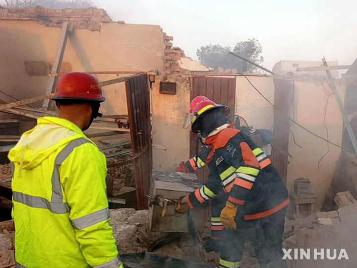 [ 신화/뉴시스] 사진은 파키스탄 사고 자료 사진으로 올 1월 말 물탄 시외에서 발생한 폭발사고 현장 모습. 2025. 11.03.&nbsp;&nbsp; 