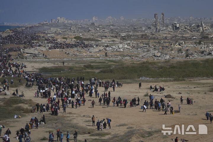 [가자지구=AP/뉴시스] 이스라엘이 팔레스타인 난민들의 귀향을 허용한 뒤 난민들이 지난달 27일(현지 시간) 폐허가 된 가자지구 북부 고향으로 돌아가고 있다. 2025.02.10. 