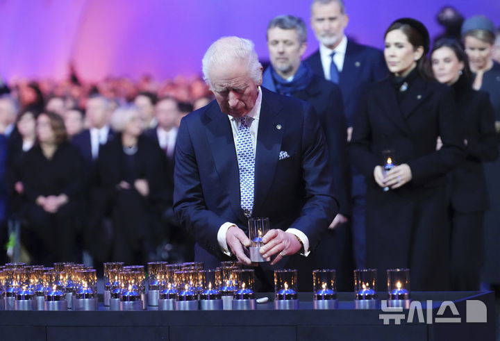 [오슈비엥침=AP/뉴시스] 찰스 3세 영국 국왕이 27일(현지 시간) 폴란드 오슈비엥침에 있는 아우슈비츠-비르케나우 옛 나치 강제수용소에서 열린 아우슈비츠 해방 80주년 기념식에 참석해 촛불을 놓고 있다. 국제연합(UN)은 1월 27일을 1945년 아우슈비츠 강제수용소가 해방된 것을 기념해 국제 홀로코스트 희생자 추모의 날로 지정했다. 2025.01.28.