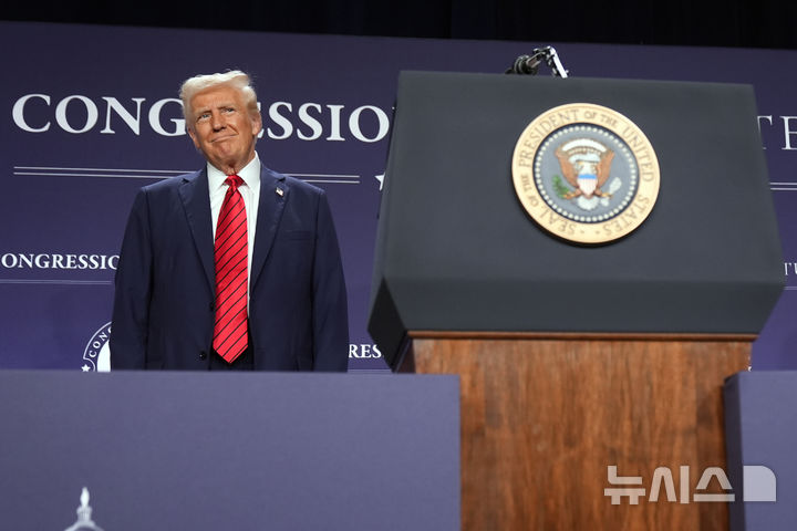 [마이애미=AP/뉴시스] 도널드 트럼프 미국 대통령이 27일(현지 시간) 플로리다 마이애미 트럼프 내셔널 도럴 리조트에서 열린 하원 공화당 콘퍼런스에서 연설하고 있다. 2025.01.28.