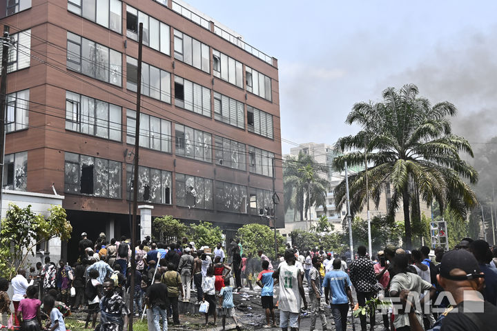 [킨샤사=AP/뉴시스]28일(현지시각) 콩고민주공화국 킨샤사에 있는 르완다 대사관을 공격하는 시위대의 모습.