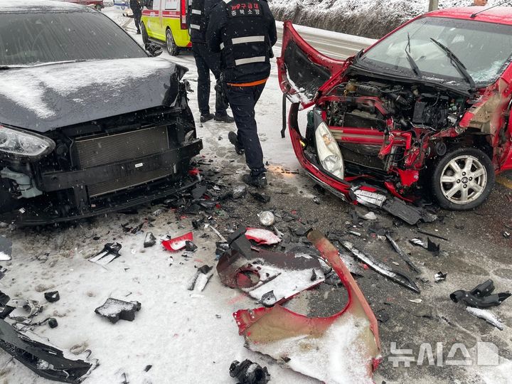 [청주=뉴시스] 27일 충북 청주시 상당구 미원면에서 눈길 교통사고로 2명이 부상을 입어 병원으로 옮겨졌다. (사진= 충북소방본부 제공) 2025.01.28. photo@newsis.com *재판매 및 DB 금지
