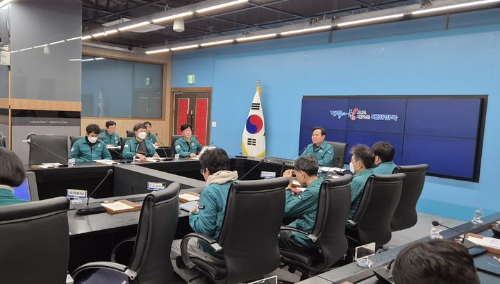 [안동=뉴시스] 27일 오후 11시 김학홍 경북도 행정부지사 주재로 22개 시군 부단체장 등이 참석한 가운데 설연휴 안전대책 긴급 점검 회의가 열리고 있다. (사진=경북도 제공) 2025.01.28. photo@newsis.com *재판매 및 DB 금지