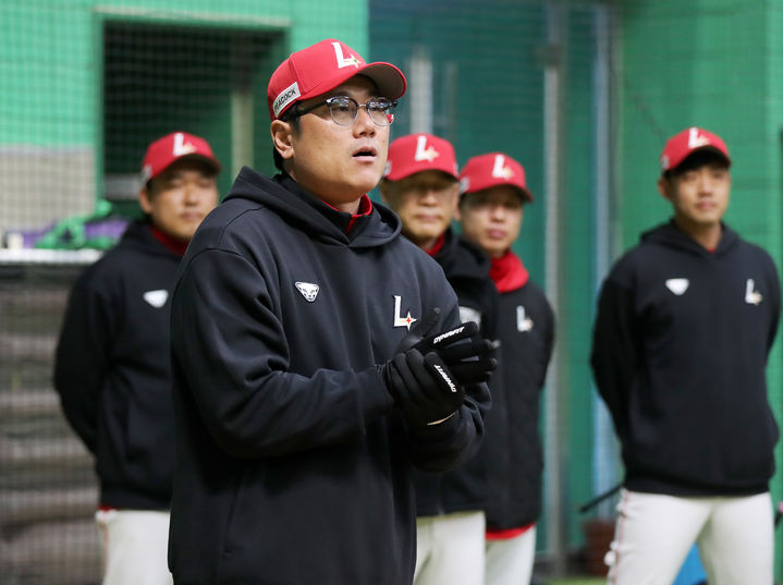 [서울=뉴시스] 박정권 SSG 랜더스 퓨처스(2군) 감독이 지난 27일 인천 강화의 SSG퓨처스필드에서 감독으로서 첫 훈련을 진행했다. (사진=SSG 랜더스 제공) 2025.01.28. *재판매 및 DB 금지