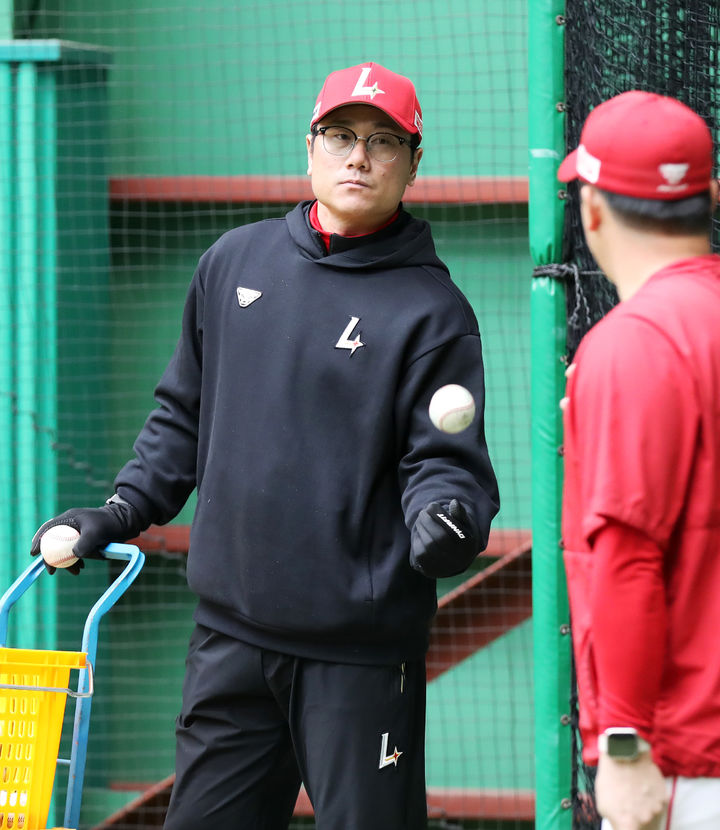 [서울=뉴시스] 박정권 SSG 랜더스 퓨처스(2군) 감독이 지난 27일 인천 강화의 SSG퓨처스필드에서 감독으로서 첫 훈련을 진행했다. (사진=SSG 랜더스 제공) 2025.01.28. *재판매 및 DB 금지