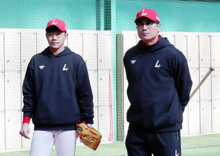 [서울=뉴시스] 박정권 SSG 랜더스 퓨처스(2군) 감독(오른쪽)이 이명기 코치(왼쪽)와 함께 지난 27일 인천 강화의 SSG퓨처스필드에서 감독으로서 첫 훈련을 진행했다. (사진=SSG 랜더스 제공) 2025.01.28. *재판매 및 DB 금지