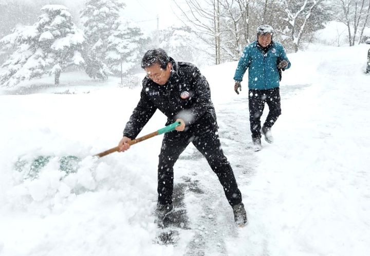 제설작업 하는 김문근 단양군수 *재판매 및 DB 금지