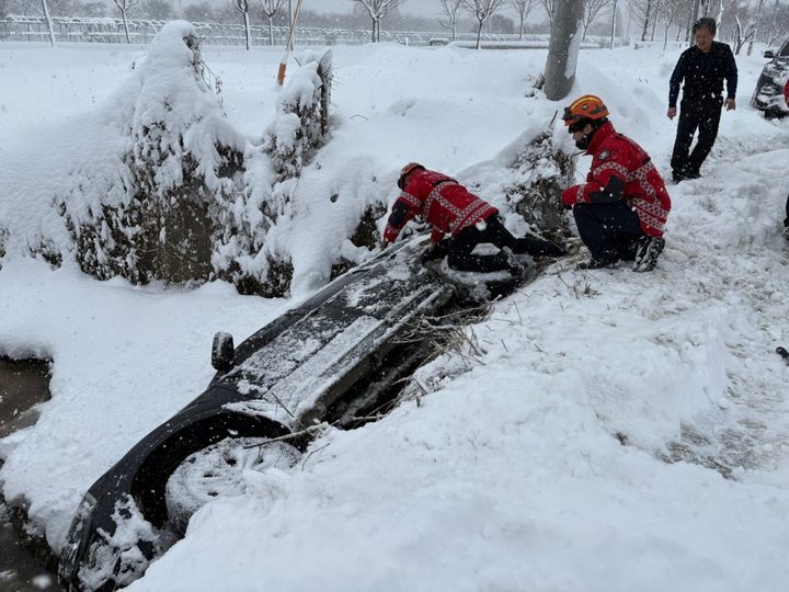 음성서 도로 옆 배수로에 추락한 자동차 *재판매 및 DB 금지