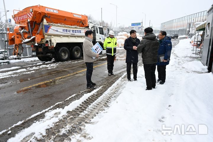 [시흥=뉴시스] 박승삼 부시장이 제설 장비와 현장 점검을 벌이고 있다. (사진=시흥시 제공) 2025.01.28. photo@newsis.com 
