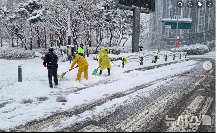 [안양=뉴시스] 안양시 직원들이 현장에서 눈을 치우고 있다. (사진=페이스북 캡처) 2024.01.28. photo@newsis.com